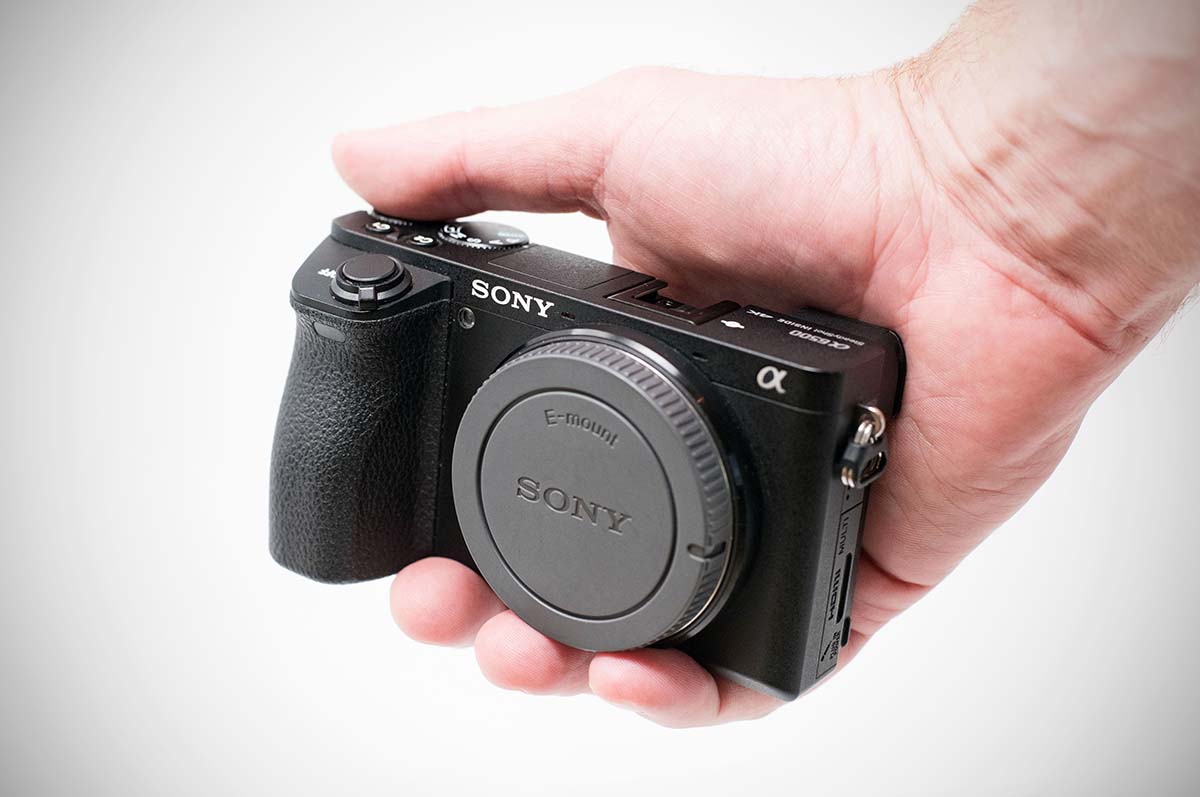 Compact mirrorless camera in-hand
